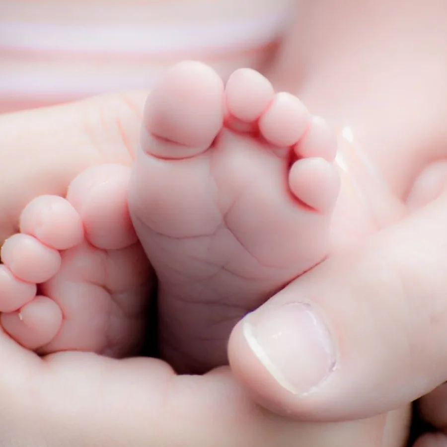 Los pies de un recién nacido